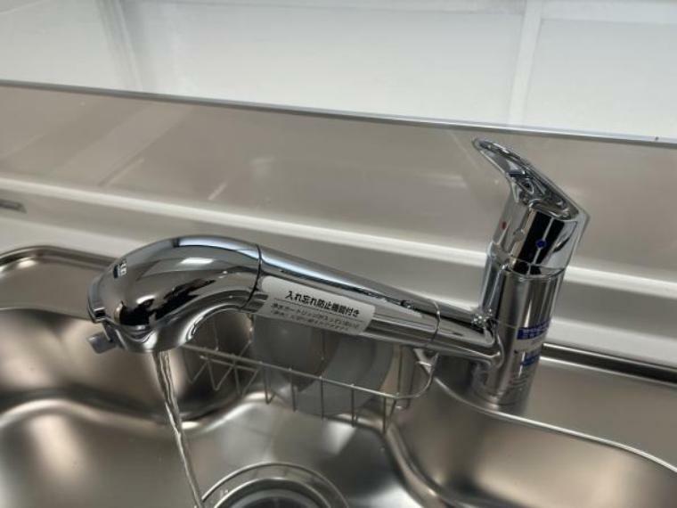 【リフォーム済】新品キッチンの水栓金具は「かゆい所に手が届く」シャワータイプです。浄水機能付きなので毎日使うお水を安心してお使いいただけます。一体型の浄水器なので汚れにくくお手入れ簡単です。