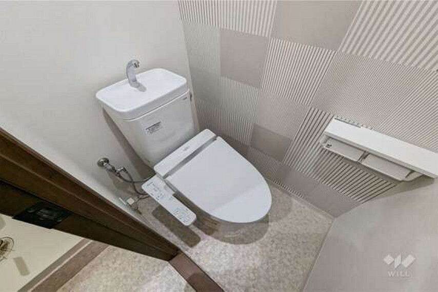 【トイレ】一面ホワイトの清潔感溢れる個室空間です。トイレットペーパーホルダーの上に携帯などを少し置くこともできます。［2023年6月16日撮影］