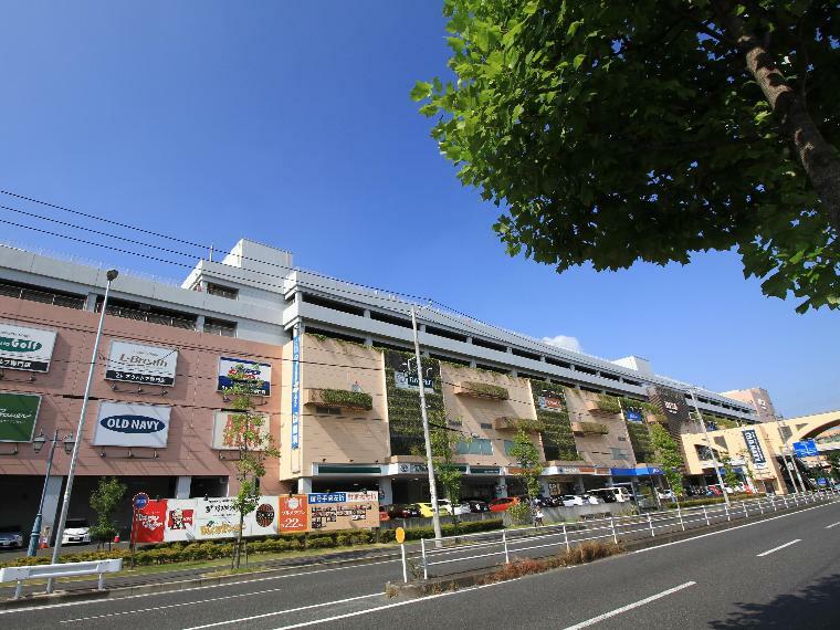 トレッサ横浜（約200もの専門店が集まる首都圏初のオートモール複合施設。ショッピング、グルメ、小さなお子さまも楽しめます。）