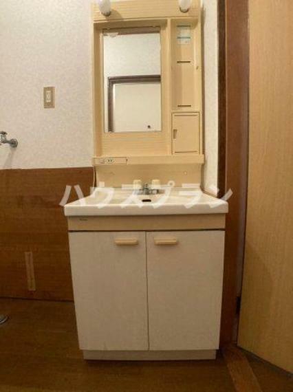 シンプルなデザインの洗面化粧台