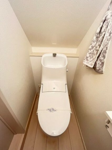 そのゆったりとした空間には洗練されたデザインのウォシュレット付きトイレを装備