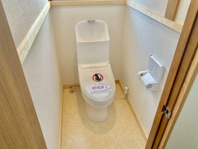節水性能の高いトイレはもちろんウォシュレット付き 便器のフチがないタイプなので、お掃除もサッとひと拭きでOK！
