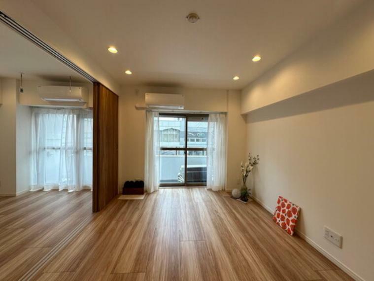 窓越しに射し込む自然光が風合い豊かな室内を照らし出し、落ち着きのある上品な空間を演出します。