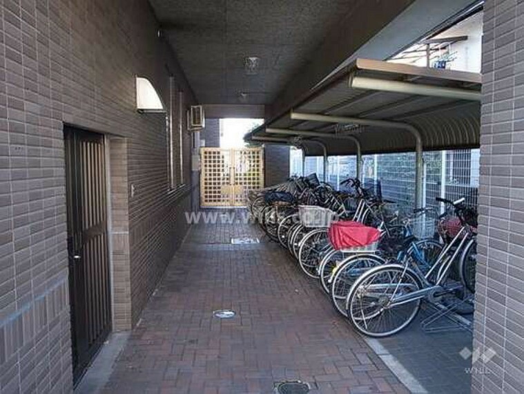【駐輪場】マンション敷地内の駐輪場。平面式のため、電動自転車も停めやすくなっております。