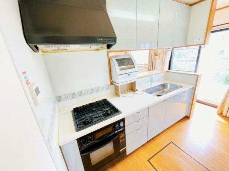 ガスオーブン付きのうれしいキッチン！食器洗浄機（2018年製）もついております。忙しい時でもスムーズに動けそうですね。