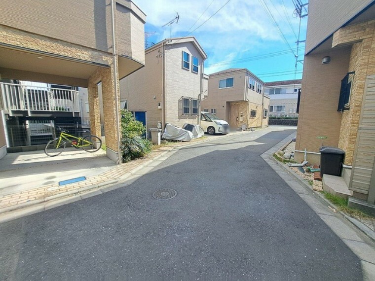 周辺は住宅が建ち並ぶ閑静な住宅街です。