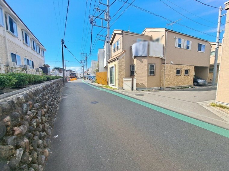 周辺は住宅が建ち並ぶ閑静な住宅街です。