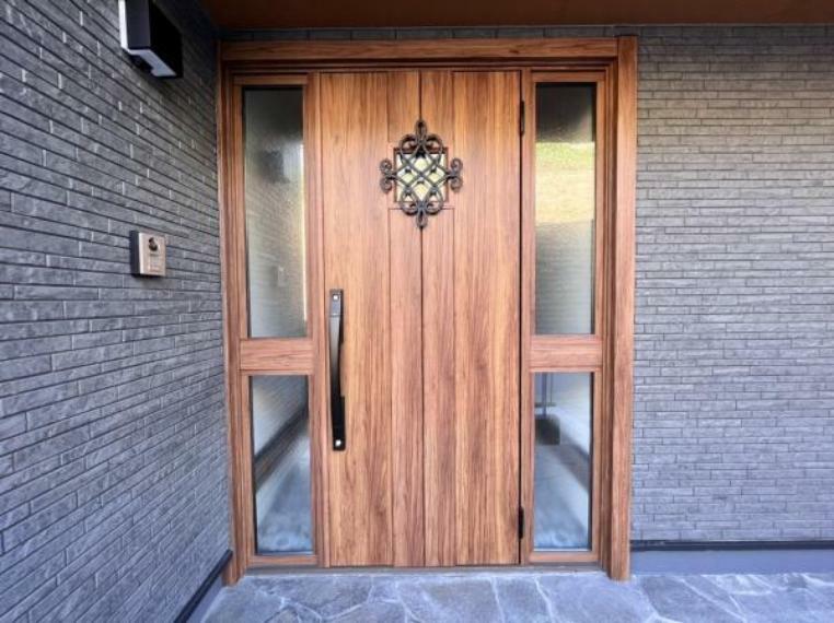 【リフォーム後】玄関の写真です。お家のお顔ともなる玄関は大建製のドアに新品交換しました。