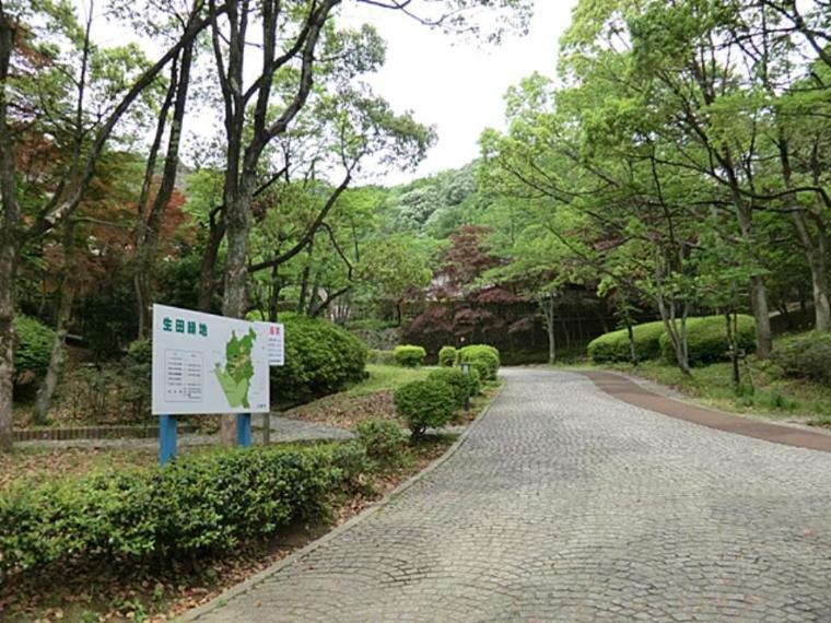 生田緑地（丘陵地の地形と里山の自然を活かした公園です。岡本太郎美術館、日本民家園など文化施設も人気。）