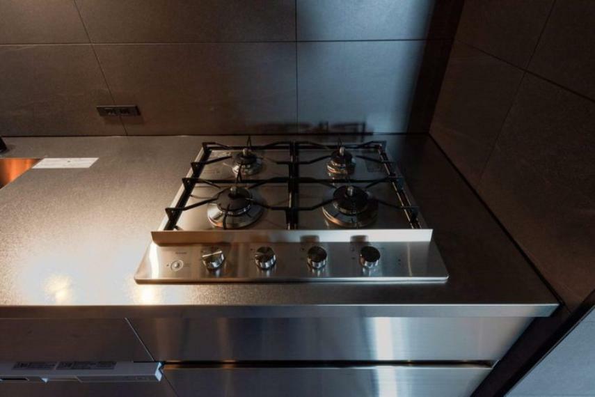 キッチン:4口コンロとステンレスバイブレーション仕上の映えるキッチン。食洗器付き。