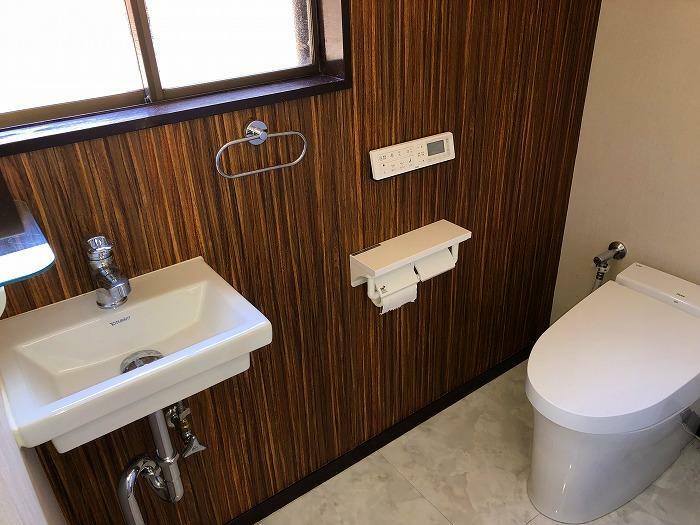 1階トイレは温水洗浄機能付きのタンクレストイレ
