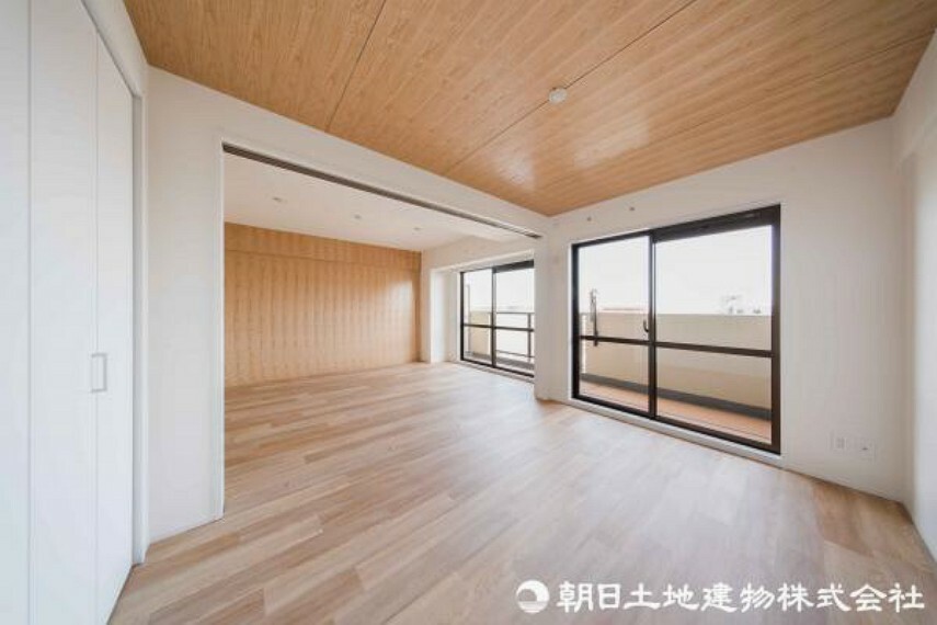 床と天井には天然木材を使用し、自然の温かみが心地よい空間に演出されています
