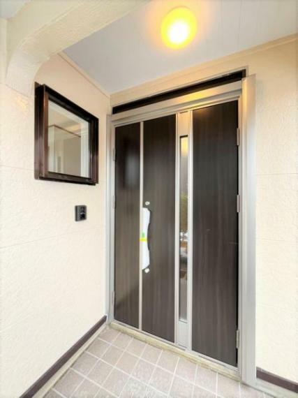 【リフォーム済】玄関の写真です。玄関ドアは新品に交換しました。おうちの顔となる玄関なので新品だとうれしいですね。
