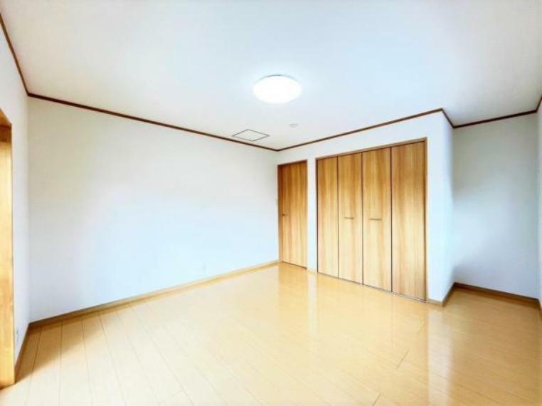 【リフォーム済】2階8帖洋室の別アングル写真です。和室から洋室に変更しクローゼットも新設しました。