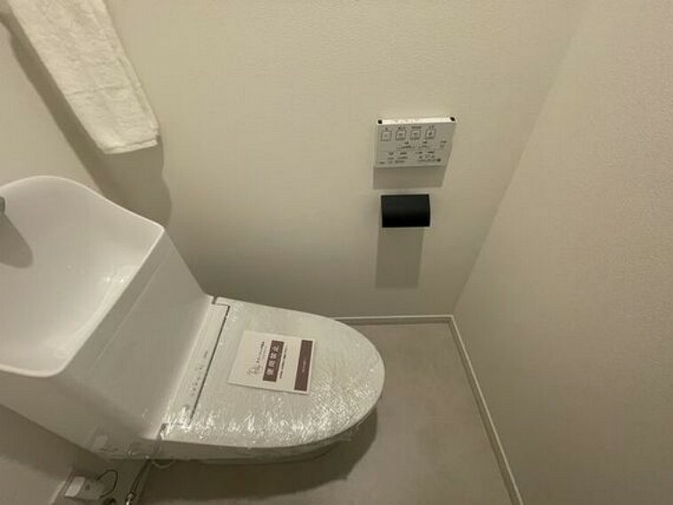 トイレはシャープでシンプルなデザイン。毎日使う場所だからこそ、使い勝手を考慮しました。