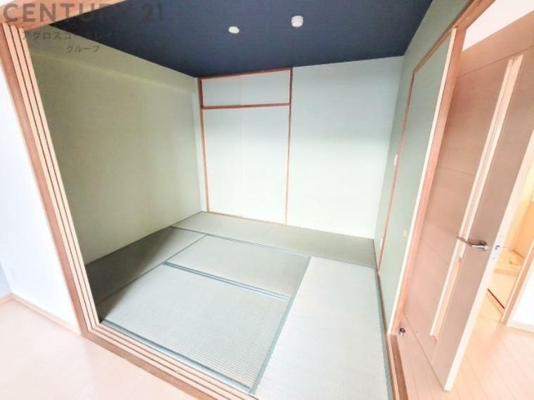 リビング横の和室スペースはリビングと続きで利用してもデザイン性のとれる洋風和室になります。やっぱり一室は欲しい和室は客間や小さなお子様の寝かせ付けなどにも便利です。