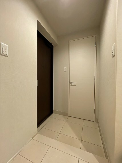 タイル貼りの玄関は高級感と掃除のしやすさを兼ね備えています
