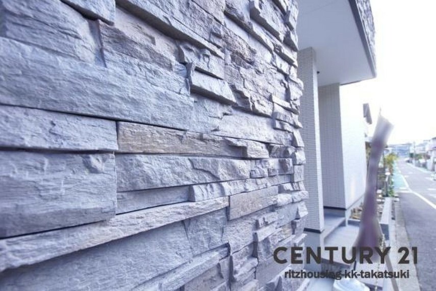 外壁は立体感のあるタイル仕様で、高級感と重厚感があります。