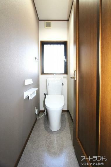 トイレは1階と2階に。どちらも新設の温水洗浄機能付きトイレです。