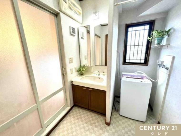 【1階洗面室】<BR/>ベースキャビネットには収納スペースがたっぷり！<BR/>手入れしやすいシャワー機能付洗面化粧台、十分な大きさの鏡も身だしなみチェックに不可欠です。