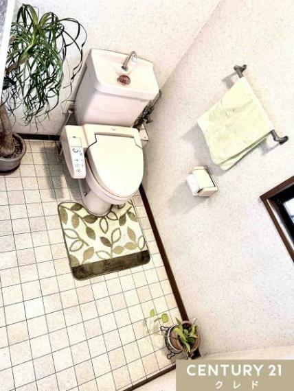 【2階トイレ】<BR/>温水洗浄便座につきトイレが2か所あります！<BR/>朝の忙しい準備時間など、どうしてもトイレは混みあってしまうものですが、2つあればそんな問題も解決できます！