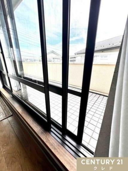 【1階リビングにはペアガラス採用】<BR/>断熱性・遮音性・気密性に優れた複合窓で季節を問わず快適な室内環境を実現します。<BR/>室内の温度調節がしやすく過ごしやすくなります！