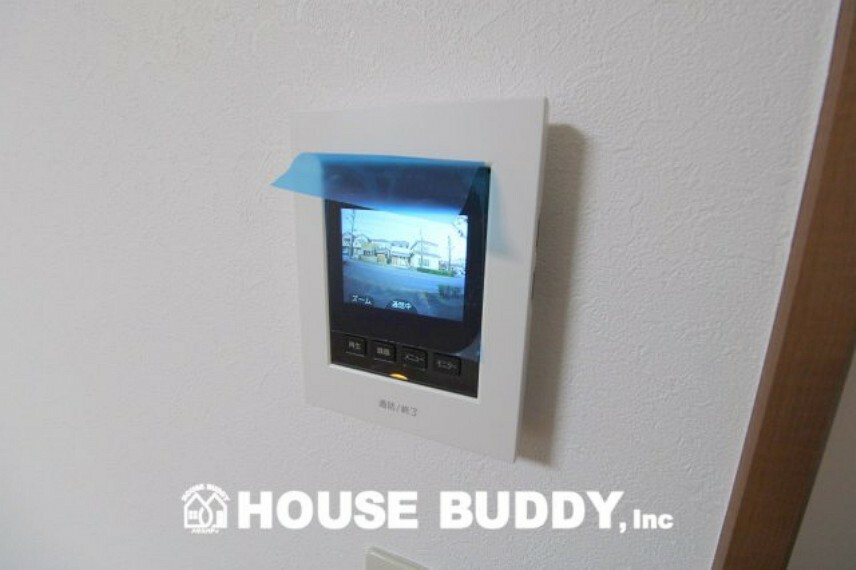 来客時にカラー画像で確認が出来る「見える安心」を形にモニター付きインターホンを設置。家事導線を考慮した個所に設置し、夜間でもLEDライトでくっきりと映ります。