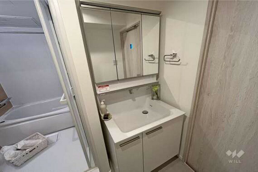 【洗面室】洗面台には三面鏡がついており、鏡の裏やシンク下など収納も充実しております。