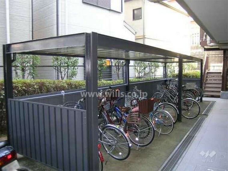 【駐輪場】敷地内に駐輪場があります。屋根の下に自転車を停めていただけるため雨の日も安心です。