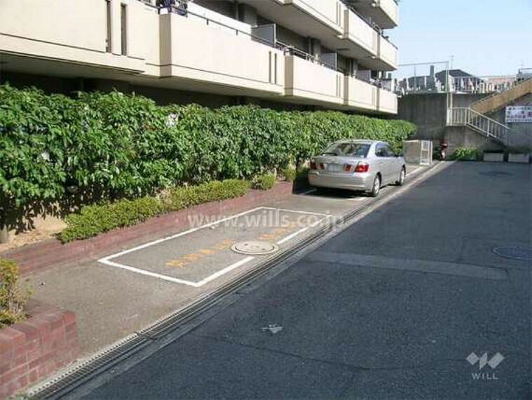 【駐車場】敷地内には駐車場がございます。広々とした駐車場のため、車を停めやすいです。