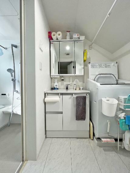 清潔感ある白基調の洗面台。ドライヤーや歯ブラシ・・・etc.細かい物もスッキリ収納、3面鏡にもなる収納鏡です。散らかりがちなスペースをすっきりと保てます。