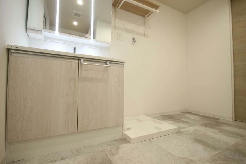 【Powder room-洗面所】脱衣所、洗面所は小さなプライベートスペース。歯磨き、洗顔と毎日施す個人空間。