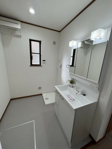 1階洗面室　洗面化粧台、防水パン新規取付　床クッションフロア貼替