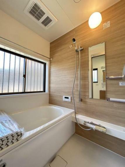 【リフォーム済/浴室】浴室はハウステック製の1216サイズの新品のユニットバスに交換しました。浴槽には滑り止めの凹凸があり、床は濡れた状態でも滑りにくい加工がされている安心設計です。