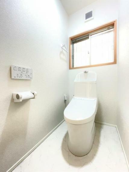 【リフォーム済写真】トイレは天井・壁のクロスを貼替え、床はクッションフロアを貼替ました。TOTO製の温水洗浄付き便器に交換。