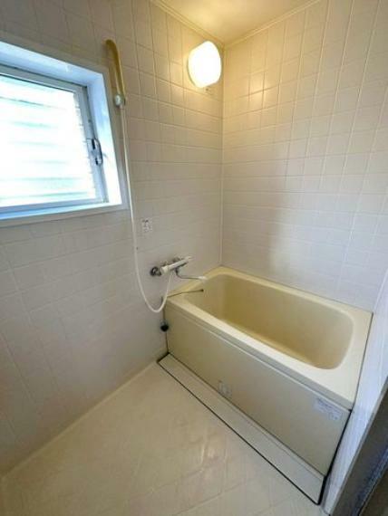 浴室には窓がついており、換気の際にも便利です