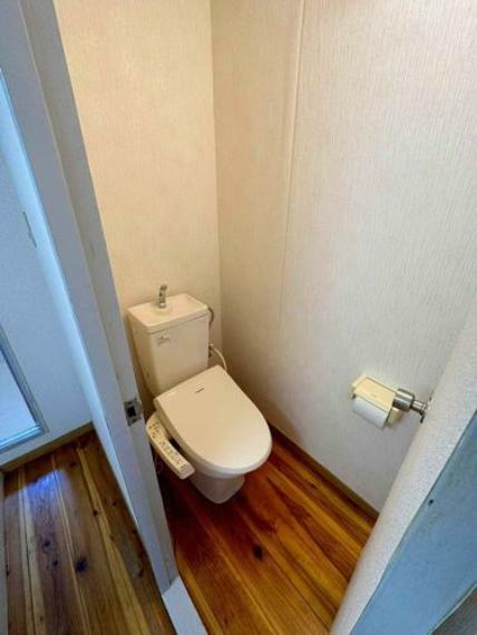 トイレには温水洗浄機能付き便座付き