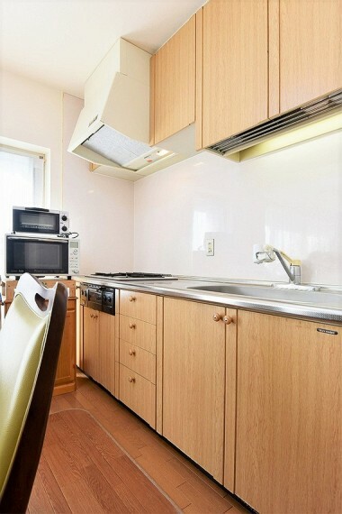 上部吊戸棚をはじめ収納豊富なキッチンで、調味料や調理器具がスッキリ片付きます。