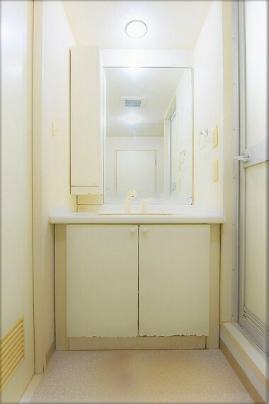 大きな鏡付きの洗面化粧台がございます。洗面下スペースも有効にお使い頂ける収納有り。