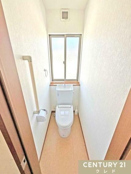 【2階トイレ】<BR/>ウォシュレット機能付トイレです！<BR/>ご家族みなさまが気持ち良くお使いいただけます。