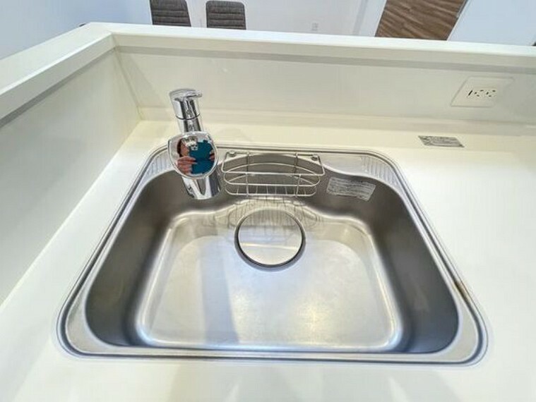 蛇口一体型浄水器を設置。蛇口をひねるとすぐにきれいなお水が使えます。