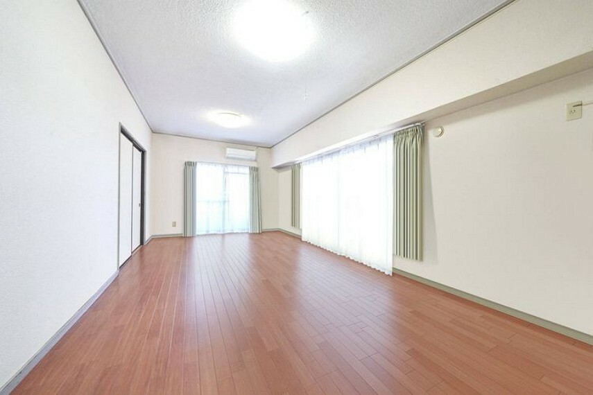 2面採光のため明るいお部屋です。※画像はCGにより家具等の削除、床・壁紙等を加工した空室イメージです。