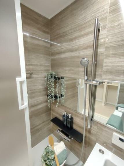 ・浴室 　シャワーホルダーはスライドバー式になっているので、お好みの高さでお使いいただけます
