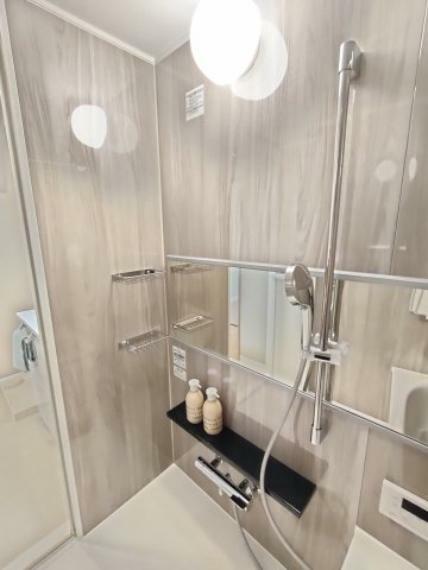 ・浴室 　シャワーホルダーはスライドバー式になっているので、お好みの高さでお使いいただけます