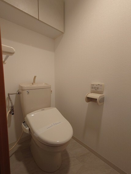 洗浄便座・吊戸収納付のトイレ