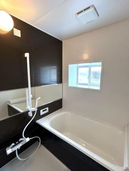 【リフォーム後】浴室です。ハウステック製の新品ユニットバスに交換しました。足を伸ばせる1坪サイズの広々とした浴槽で、1日の疲れをゆっくり癒すことができますよ。