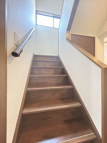 【リフォーム済】階段の写真です。2間分の長さがありますので、傾斜も緩やかです。手すりが付いているのも嬉しいポイントですね。リフォームで、照明交換等を行いました。