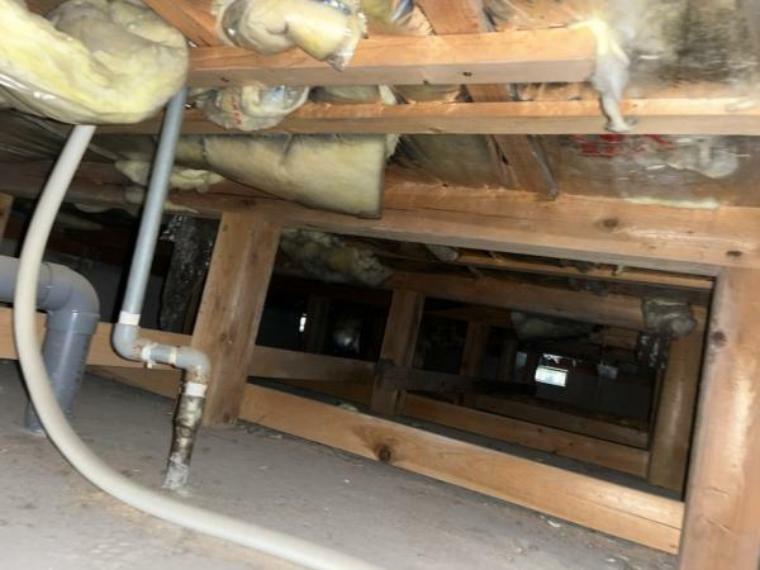 【床下】中古住宅の3大リスクである、雨漏り、主要構造部分の欠陥や腐食、給排水管の漏水や故障を2年間保証します。その前提で床下まで確認の上でリフォームし、シロアリの被害調査と防除工事もおこなっています。