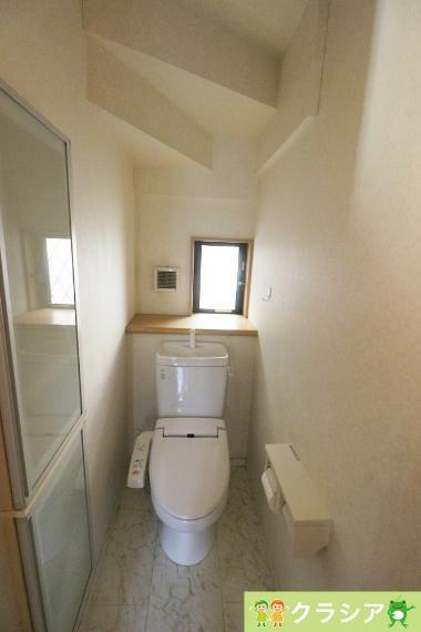1階トイレです。壁には収納スペースがあり、トイレットペーパーや芳香剤などを置くのに便利ですね（2024年1月撮影）