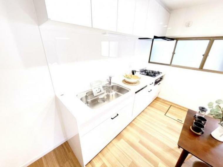 空間に溶け込むデザインで清潔感のあるキッチンです。